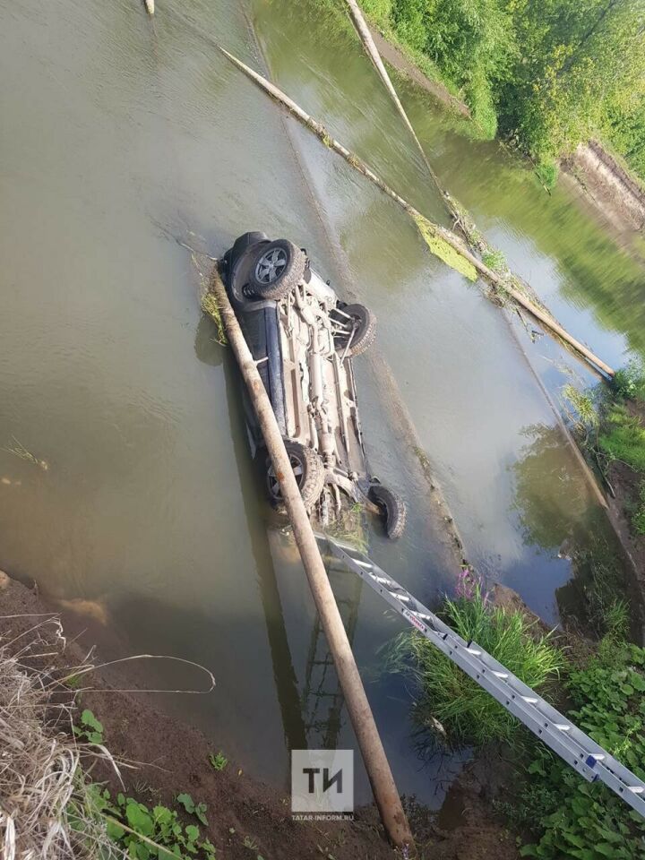 В реке Зай в автомобиле утонули  два 34-летних мужчины