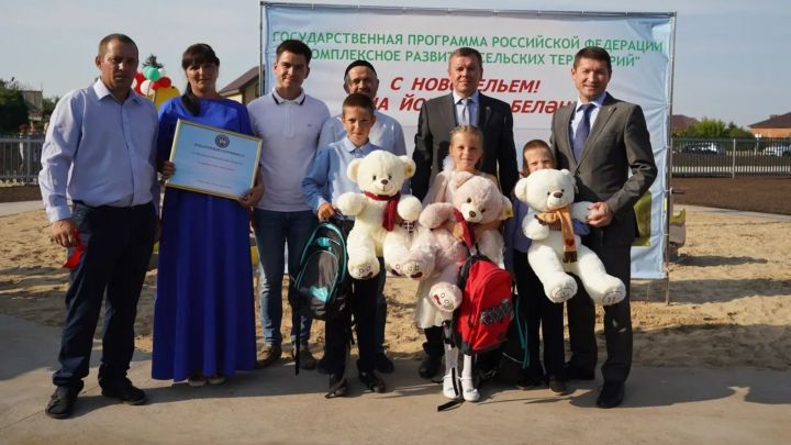 Министр сельского хозяйства Татарстана вручил ключи от новых домов 5 семьям из Пестречинского района
