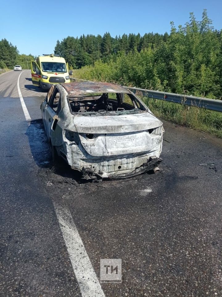 KIA  сгорела полностью при столкновении с погрузчиком Foton на трассе Мензелинск-Биюрган