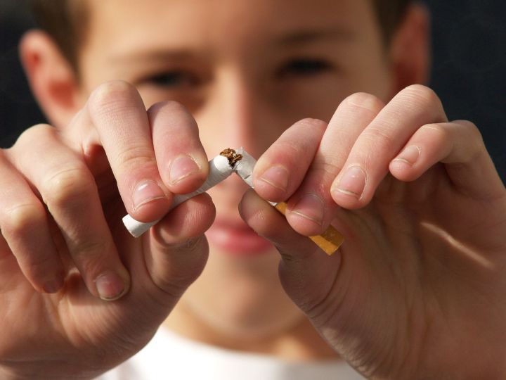 Врач-нарколог рассказал,  как сигареты воздействуют на подростков