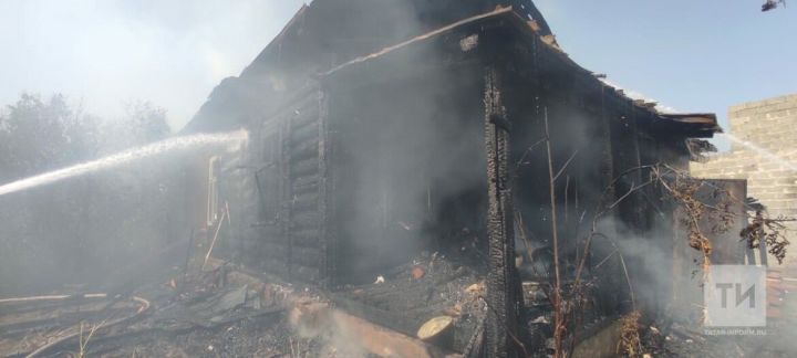 В Татарстане при пожаре погибла женщина