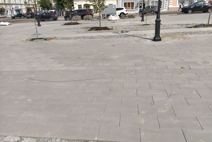«Не успели доделать, а уже портят»: чистопольцы обеспокоены следами от колес на центральной площади