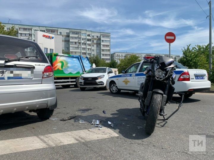 В Казани мотоциклист получил травмы в результате ДТП с двумя легковушками