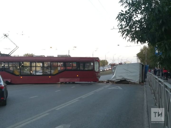 В Казани трамвай сошел с рельсов и врезался в «ГАЗель»