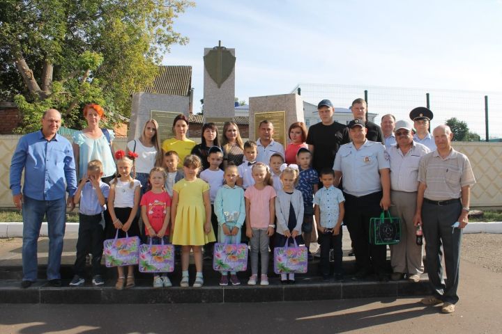 К акции «Помоги собраться в школу» подключились чистопольские полицейские и общественники