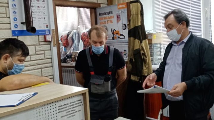 Специалисты Госалкогольинспекции проконсультировали сотрудников одного из магазинов Чистополя