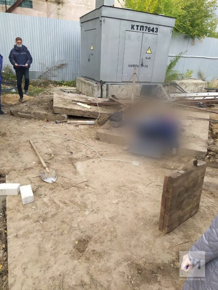 В столице Татарстана 61-летнего  рабочего насмерть придавило бетонным забором