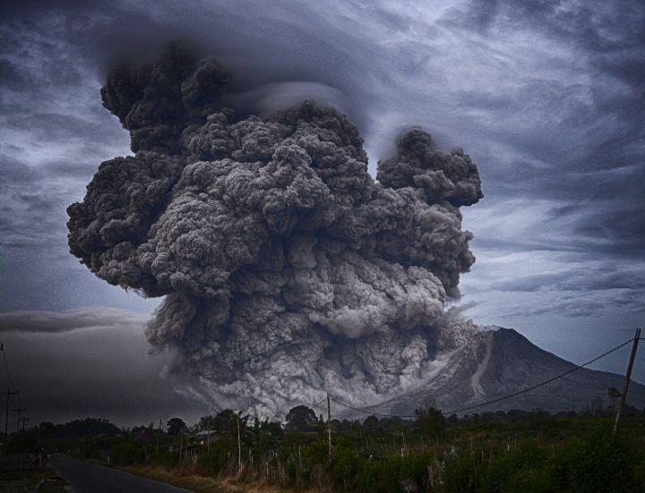 На Канарских островах  при извержении вулкана было уничтожено около 600 зданий