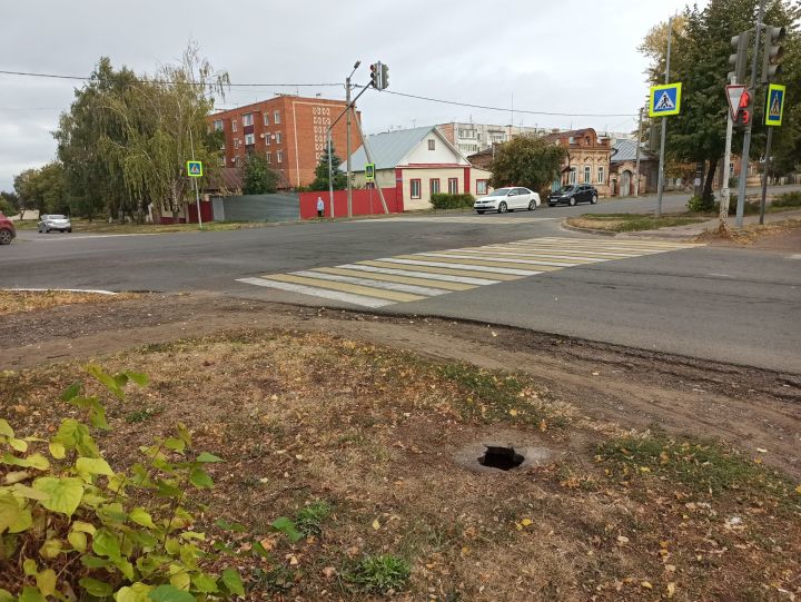 «Особенно страшно за детей!»: жительница Чистополя просит заменить сломанную крышку канализационного люка