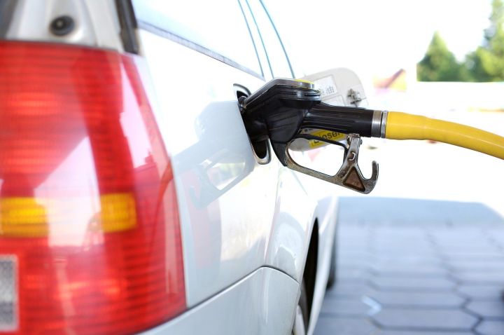Впервые за год цены на топливо снизились