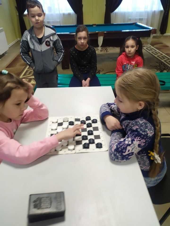 Каникулы продолжаются: в чистопольском селе для детей проводили шашечный турнир