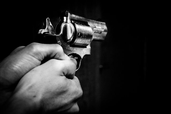 37-летний лениногорец выстрелил из газового пистолета в полицейского