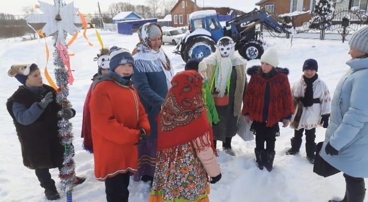 Ряженые жители одного из сел Чистопольского района поздравляли прохожих и водили хороводы