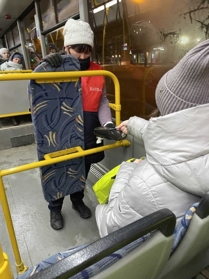 В утренний час пик в казанском общественном  транспорте без масок выявили  58 человек