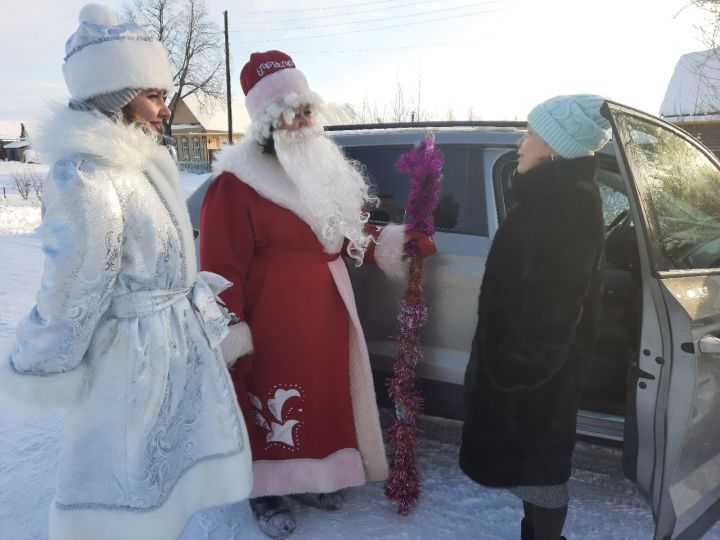 Дед Мороз и Снегурочка поздравили жителей чистопольского села