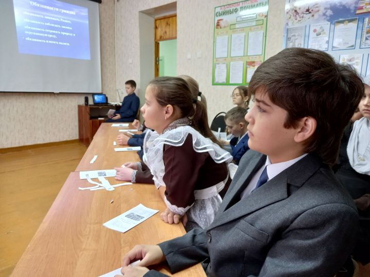 В школе Чистопольского района прошел урок с участием депутата и сотрудника полиции