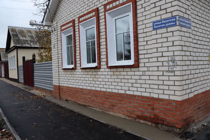 После обращения жительницы Чистополя в редакцию, часть между домом и тротуаром забетонировали