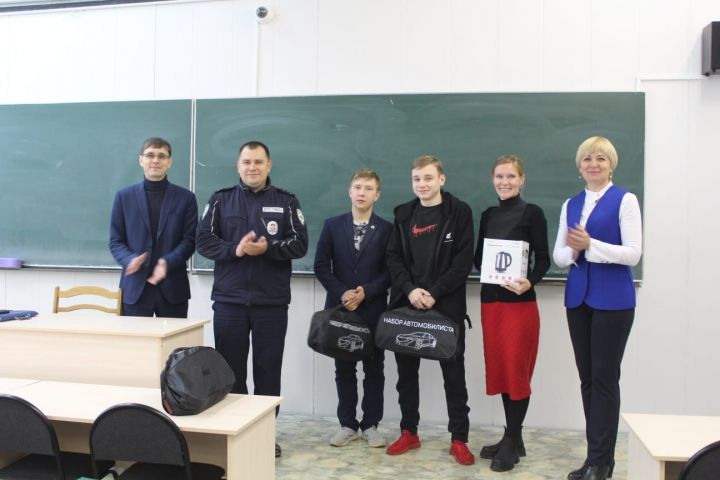 Сотрудники чистопольской ГИБДД поздравили призеров республиканского конкурса