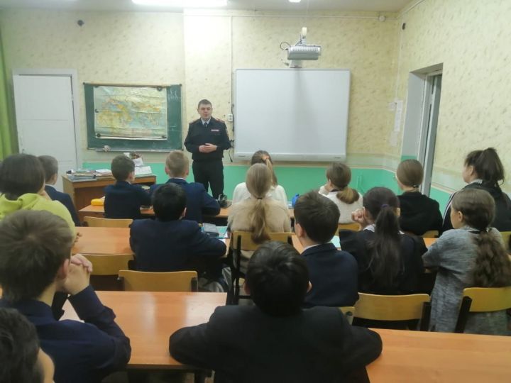 «С ненавистью и ксенофобией нам не по пути»: профилактическая беседа сотрудников чистопольской полиции с гимназистами