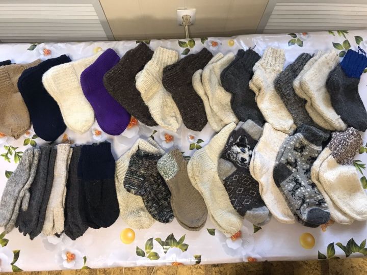 В Чистопольском районе женщины вяжут теплые носки для солдат