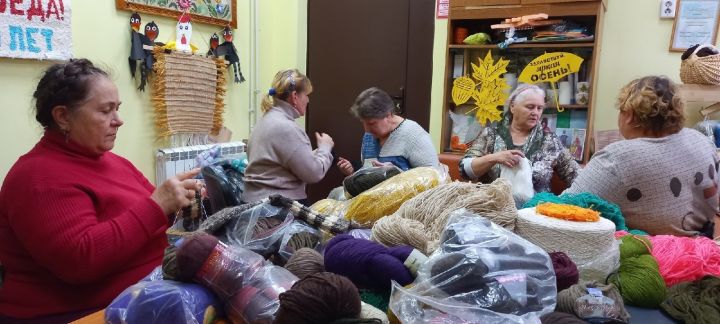В Чистопольском районе женщины вяжут теплые носки для солдат