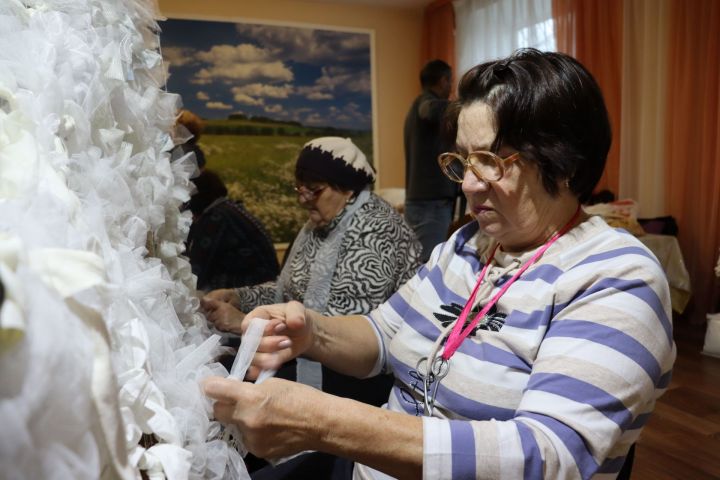 В Чистополе начали плести маскировочные сети для военных