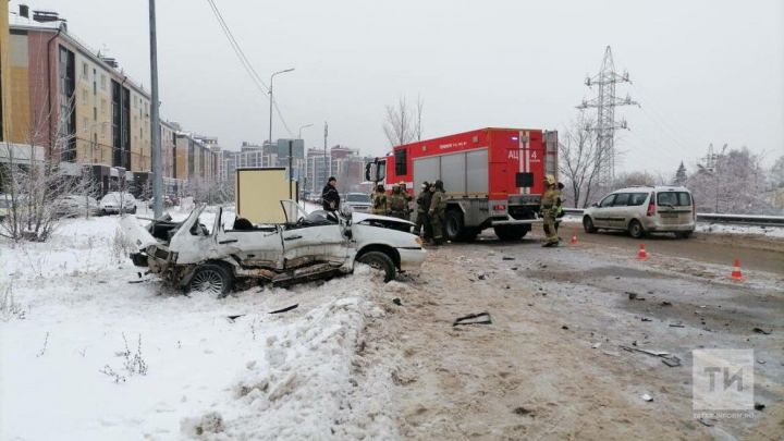 В Казани «Лада» влетела в грузовик