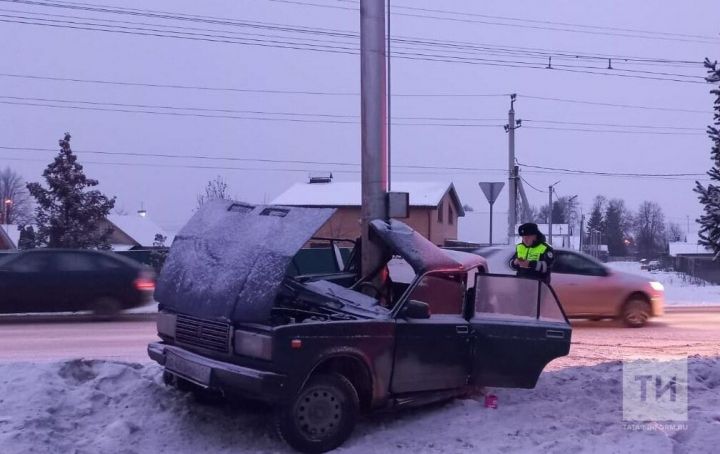 В Альметьевске водитель легковушки на скорости влетел в столб