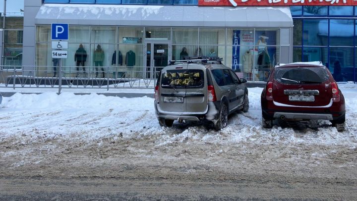 Во время рейда в Чистополе сотрудники Госавтоинспекции выявили 5 нарушителей правил парковки на местах для инвалидов