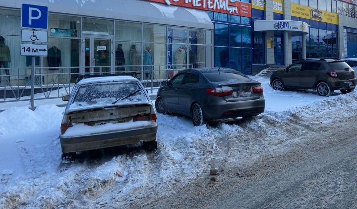 Во время рейда в Чистополе сотрудники Госавтоинспекции выявили 5 нарушителей правил парковки на местах для инвалидов