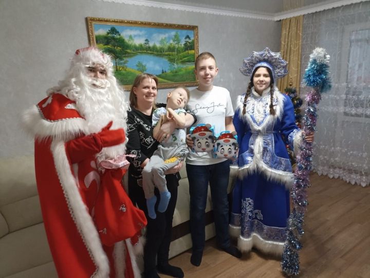 В Чистополе прошла благотворительная акция «Дед Мороз и Снегурочка едут в гости»