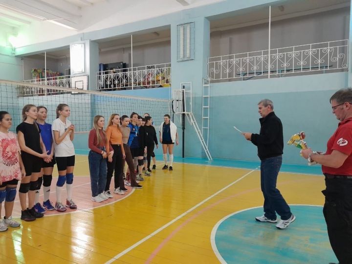 В Чистополе прошел турнир по волейболу на призы Деда Мороза