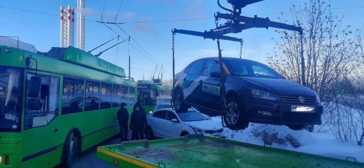 В Казани  водитель каршеринга парализовал движение троллейбусов