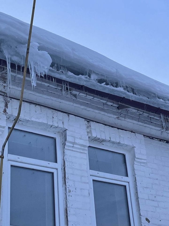 В Челнах на 7-летнюю девочку упал снег с крыши