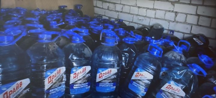 В гараже у 36-летнего жителя Зеленодольска полицейские нашли более 1 тыс. пятилитровых бутылок незамерзайки