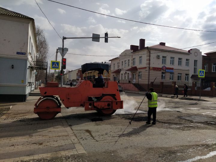 В Чистополе начали благоустраивать дороги и тротуары