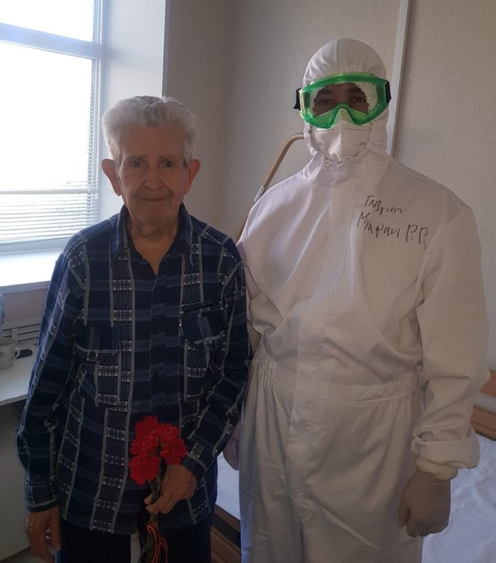 Главврач Чистопольской ЦРБ поздравил с Днем Победы ветерана, проходящего лечение в инфекционном госпитале
