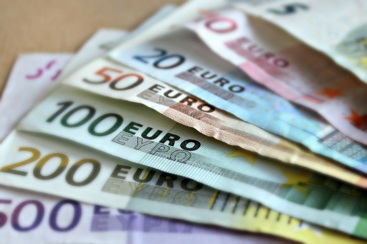 Евро на Мосбирже опустился ниже 69 рублей