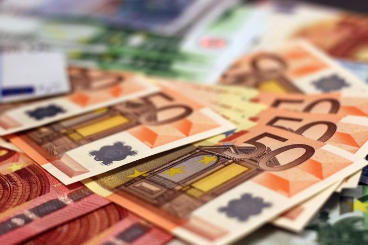 Курс европейской валюты  впервые с 12 мая превысил 70 рублей