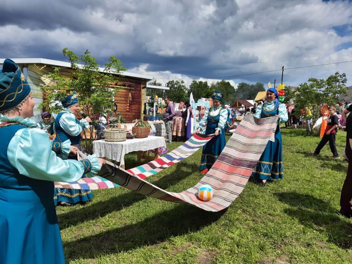 Бой с мешками, прыжки через веревку, бег с препятствиями: на Сабантуе чистопольцы активно принимали участие в народных играх