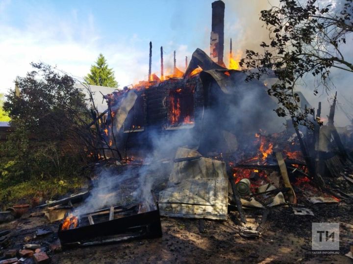 Пожарные нашли тело человека в обломках сгоревшего дома в Казани