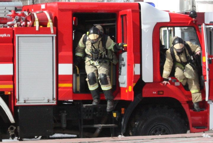 В Казани тушат  пожар  в офисе над супермаркетом
