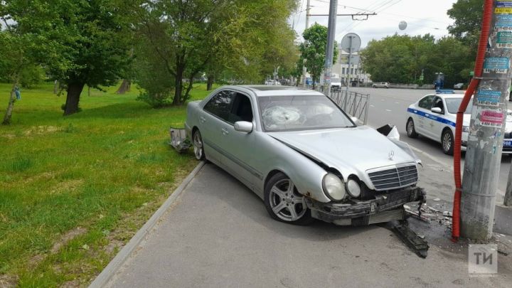 В Казани автоледи на легковушке снесла забор и ушла с места ДТП в травмпункт