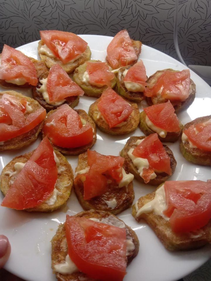 Кабачки с помидорами - быстрая закуска