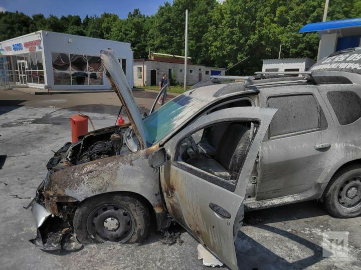 В Высокогорском районе рядом с газовой заправкой вспыхнул внедорожник