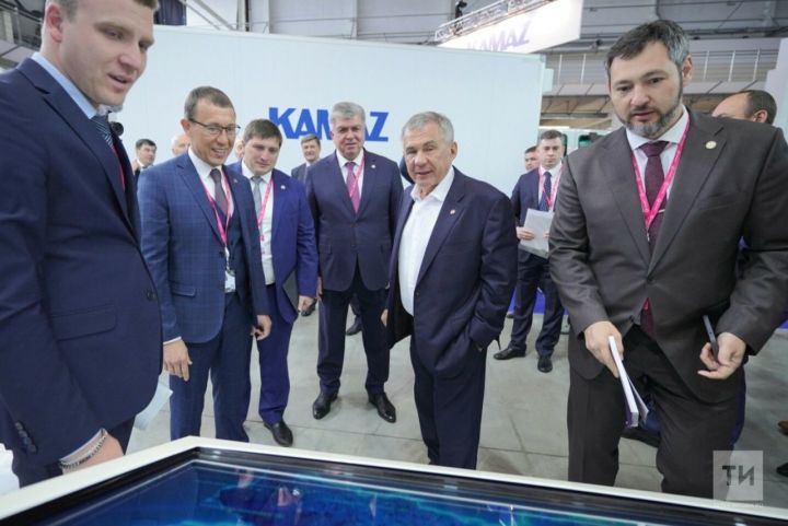 Президент РТ  принимает участие в выставке «Иннопром-2022»