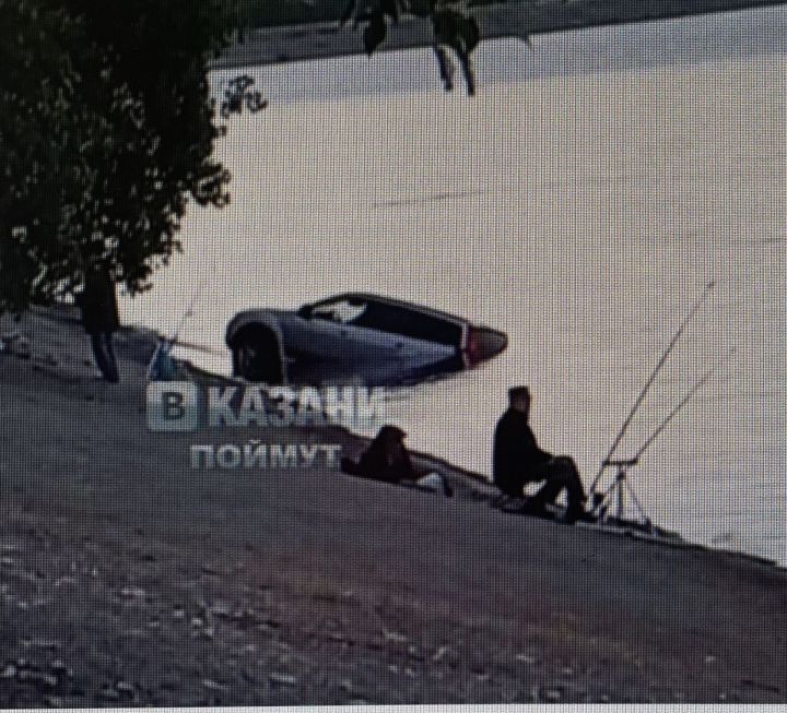 В Казани на дамбе рыбак утопил свой авто