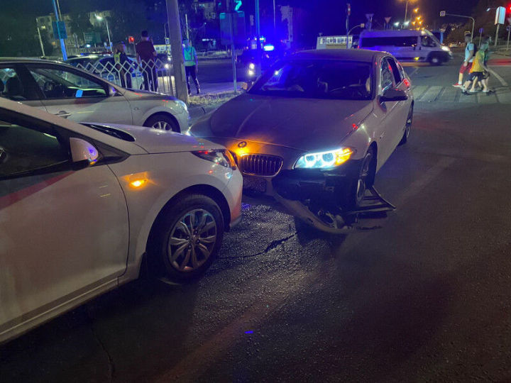В Челнах пьяный водитель BMW, уходя от погони полиции, врезался в легковушку