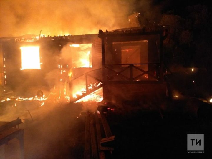 В Альметьевском районе сгорели два дома
