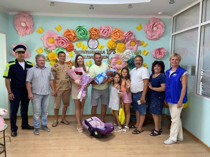Сотрудники ГИБДД вручили чистопольской семье автолюльку для сынишки